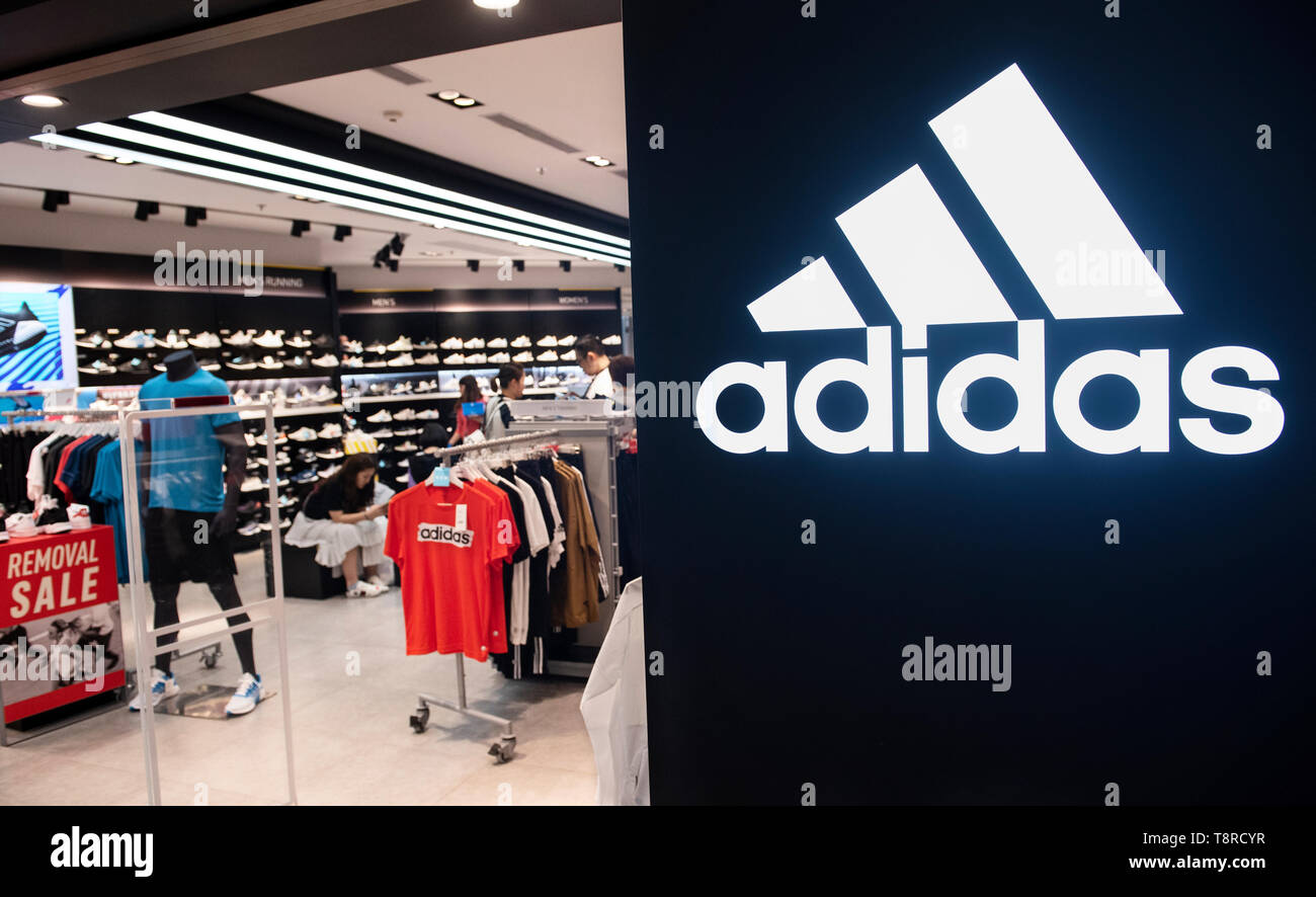La multinacional alemana, tienda de ropa deportiva y logo Adidas visto en  Hong Kong Fotografía de stock - Alamy