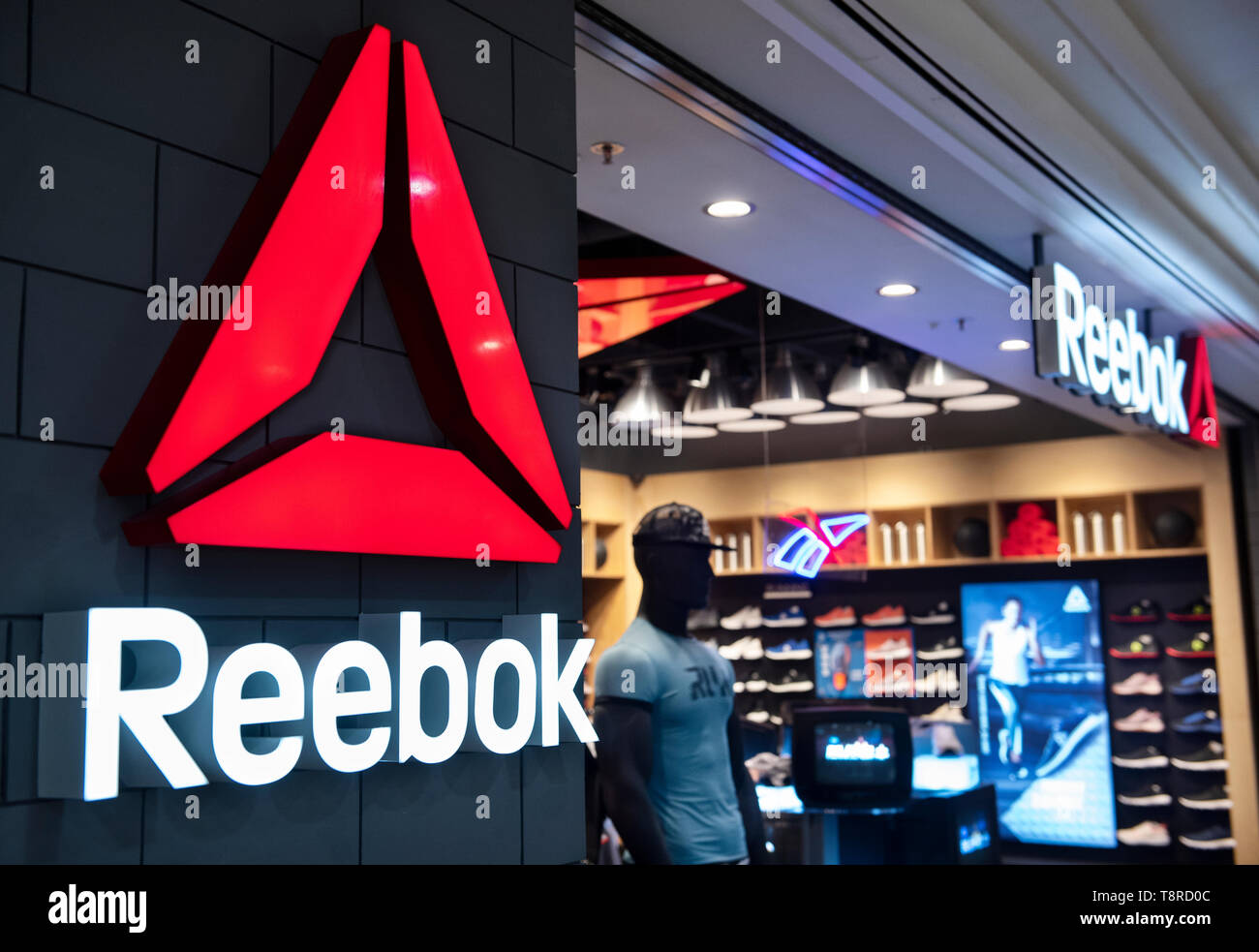 Calzado empresa multinacional alemana marca Reebok store es visto en Hong  Kong Fotografía de stock - Alamy