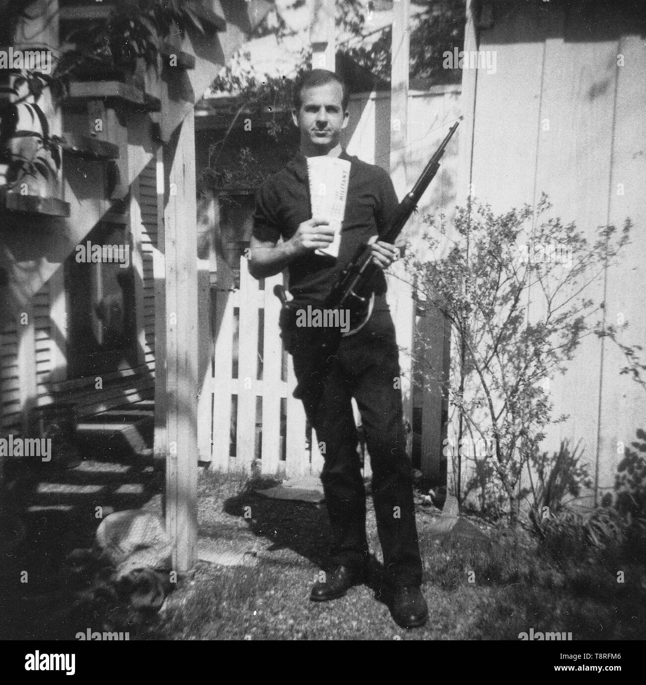 Foto de Lee Harvey Oswald con rifle, tomada en Oswald's Back Yard, Neely Street, Dallas, Texas, en marzo de 1963. La foto fue Warren Comisión exhiben 133-A. Foto de stock