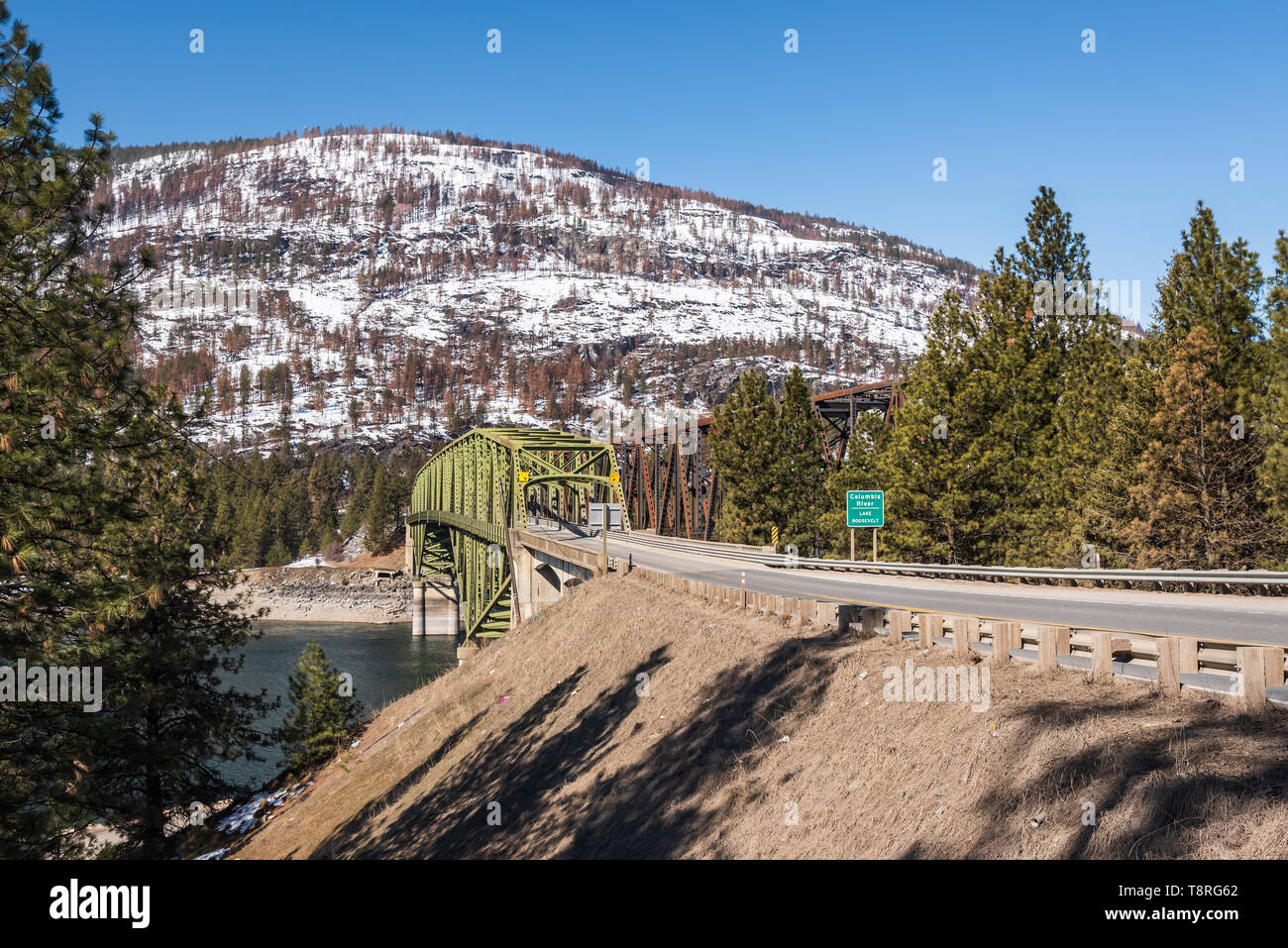 La State Highway 20, US Highway 395 y el ferrocarril cruzar el Lago Roosevelt en Kettle Falls, Washington sobre puentes de armazón de acero a principios de la primavera Foto de stock