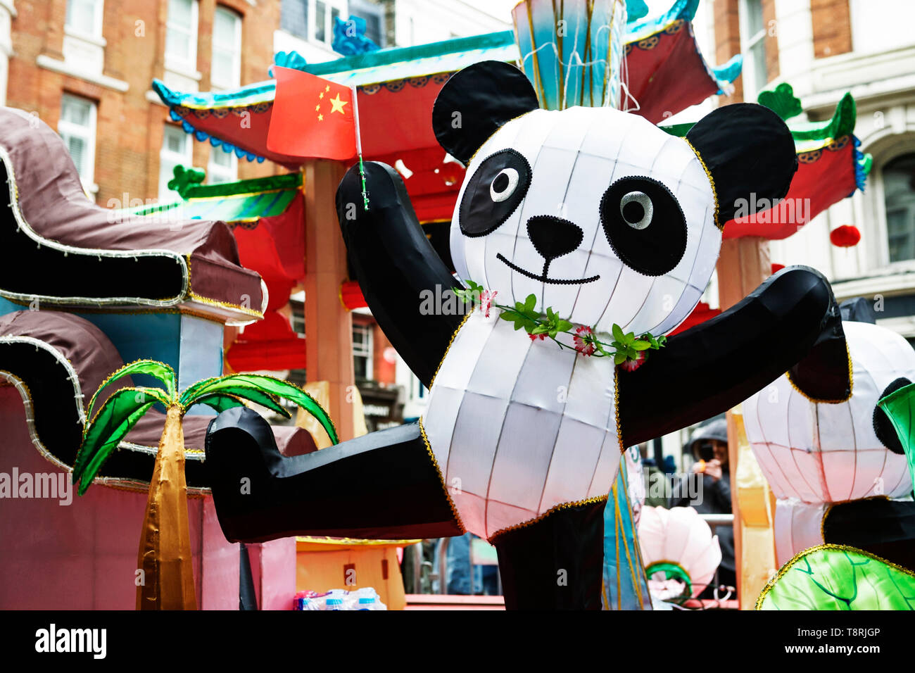 concepto de economía de china, economía de china, negocio de china, exportaciones de china, crecimiento de china, panda de papel, comercio de china, animales de papel, industria de china Foto de stock