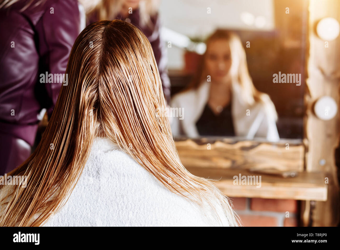 Primer plano de rubio el cabello mojado, cliente mujer sentada cerca del  espejo. Peluquería, corte de cabello, coloración, Spa care concept  Fotografía de stock - Alamy