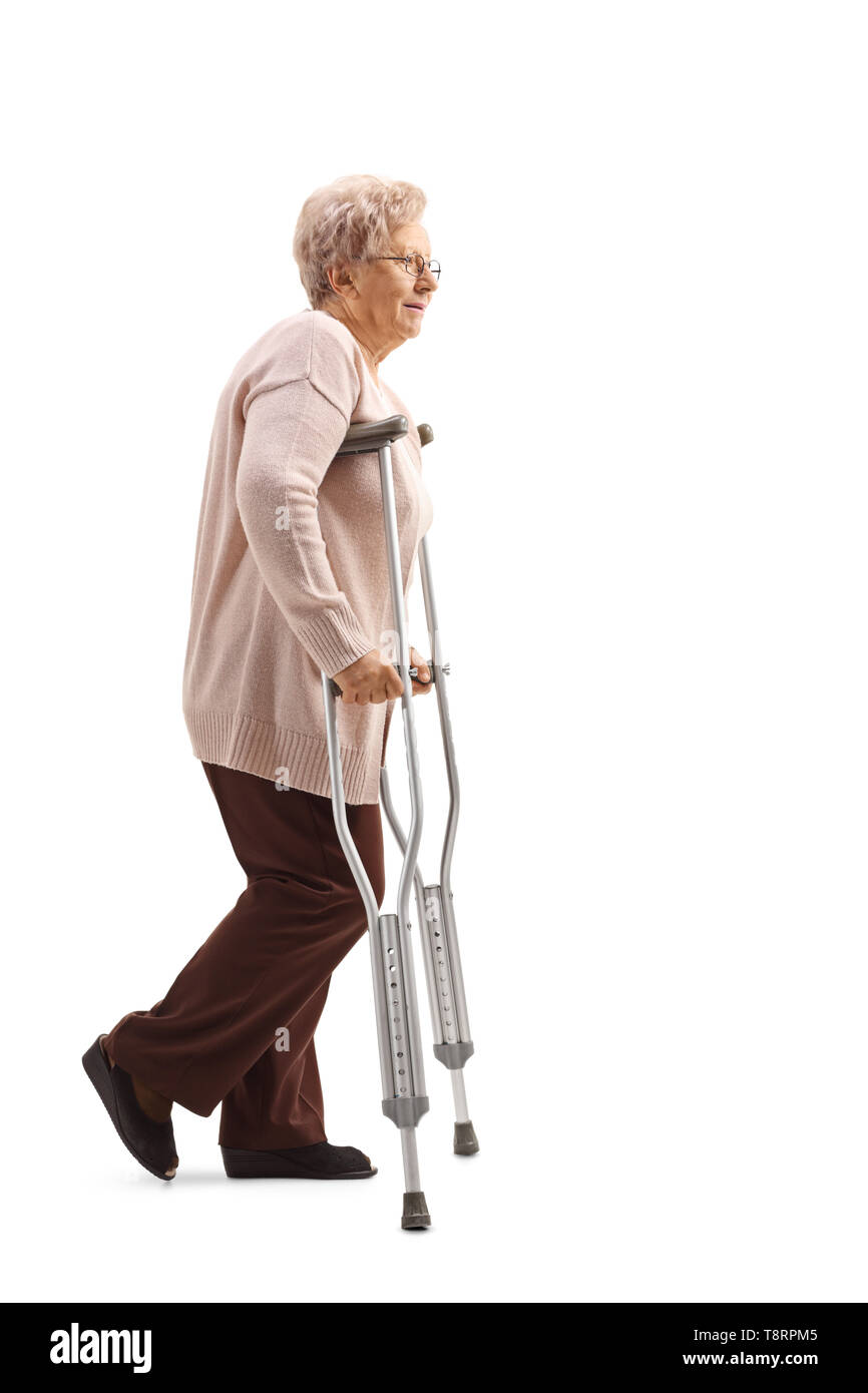 Retrato de una mujer mayor con muletas