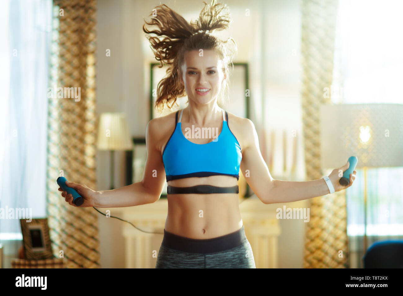 Mujer fitness positiva en ropa deportiva con saltar la cuerda en el estudio  mujer fitness en ropa deportiva