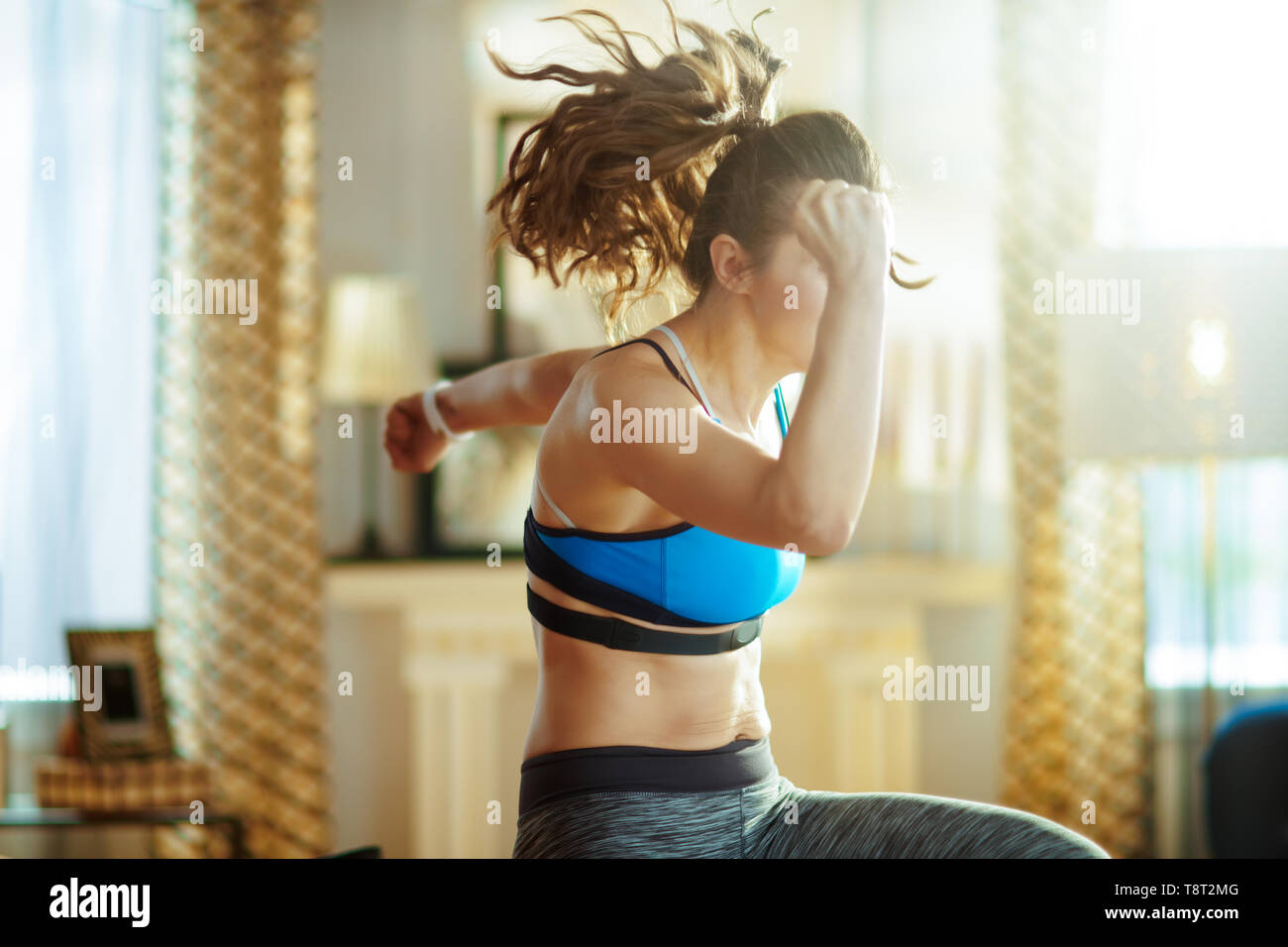Deportes activos mujer en ropa deportiva en la moderna casa de ejercicios  Fotografía de stock - Alamy