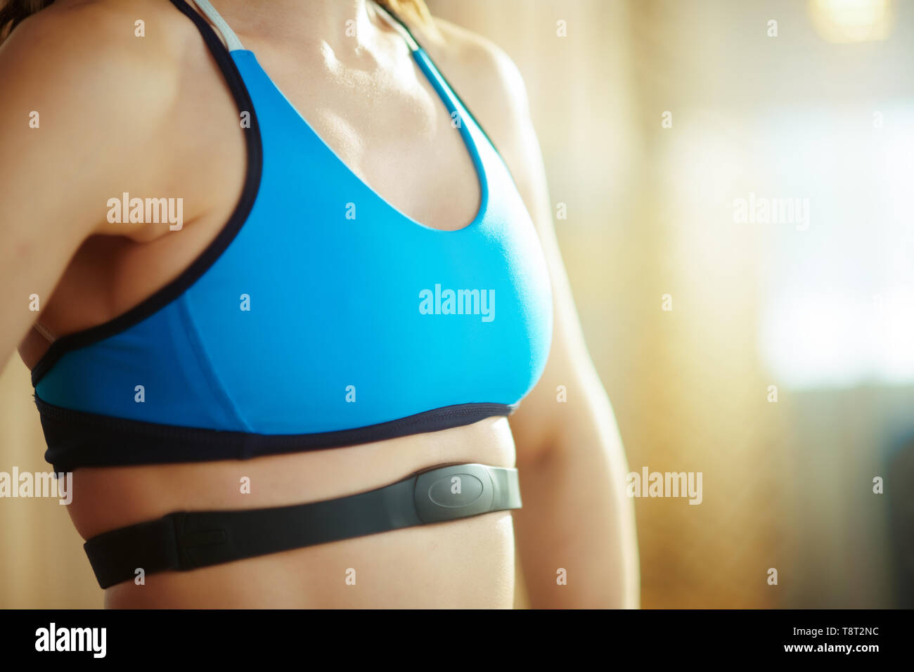Primer plano sobre la mujer activa en ropa deportiva en casa moderna  vistiendo monitor de ritmo cardíaco Fotografía de stock - Alamy
