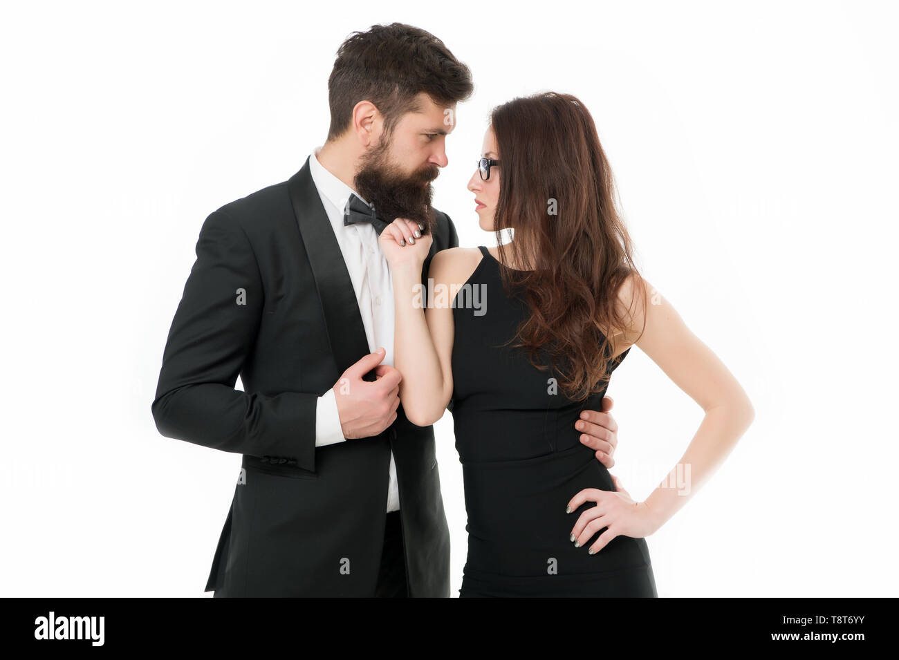 Hombre y mujer elegante vestido listo para salir por la noche. Celebrar el  aniversario. Pareja romántica vestir ropa formal. Cena en un restaurante  que requiere reservaciones con anticipación. Pareja en el amor