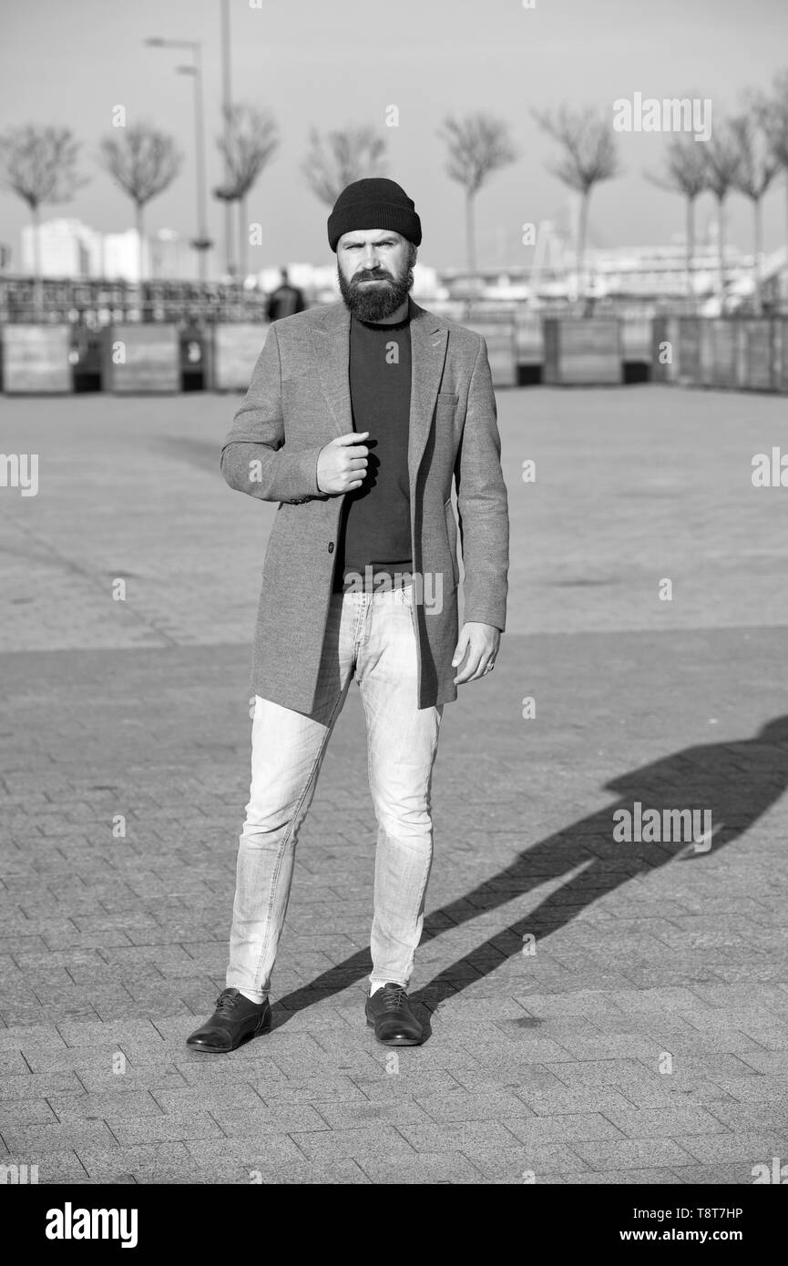 Hipster traje. Elegante ropa casual para el otoño y el invierno. Ropa y  concepto de moda masculina. El hombre barbado hipster elegante abrigo de  moda. Cómodas y frescas. Ropa casual masculino Fotografía