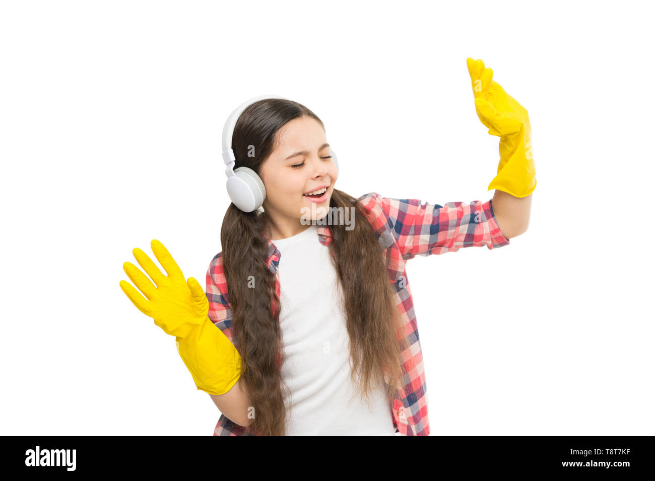 Reproducción de música puede reducir a la mitad el tiempo de limpieza.  Chica llevar cascos y guantes protectores para la limpieza. Escuchar música  y limpiar la casa. A divertirse. Hacer hogar más
