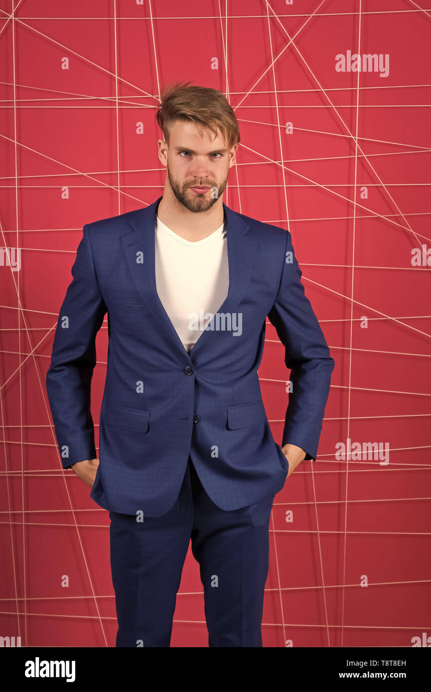 Indumentaria adecuada influencia reputación en la sociedad. Hombre o  empresario desgaste clásico traje azul oscuro. Ropa y vestuario elegante  concepto. La moda masculina. Hombre ropa formal parece guapo y seguro  Fotografía de