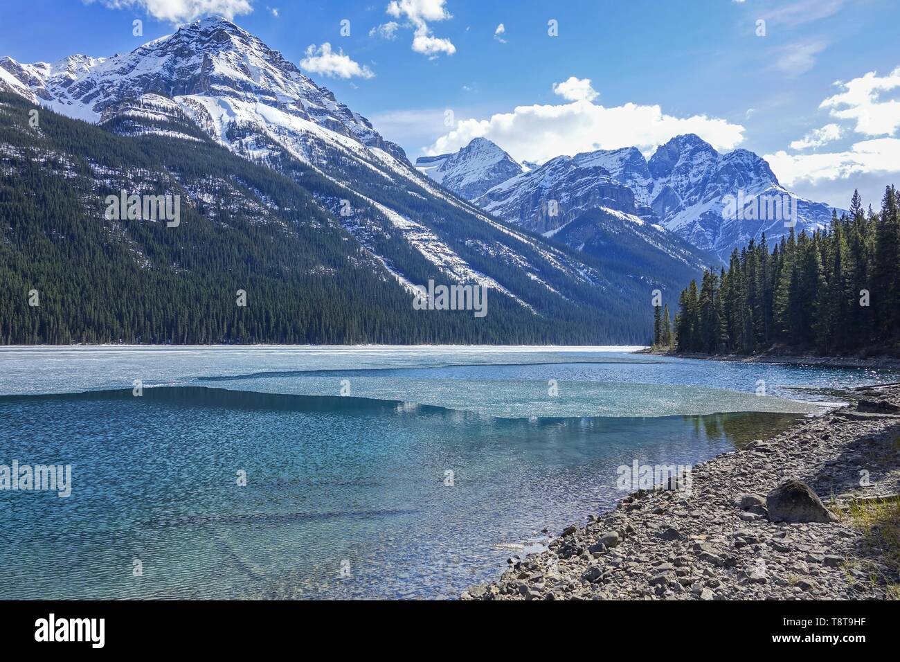 Senderismo en azul hermoso lago glaciar en el Parque Nacional de Banff con los picos nevados de las montañas distantes vistas panorámicas del paisaje primaveral Foto de stock