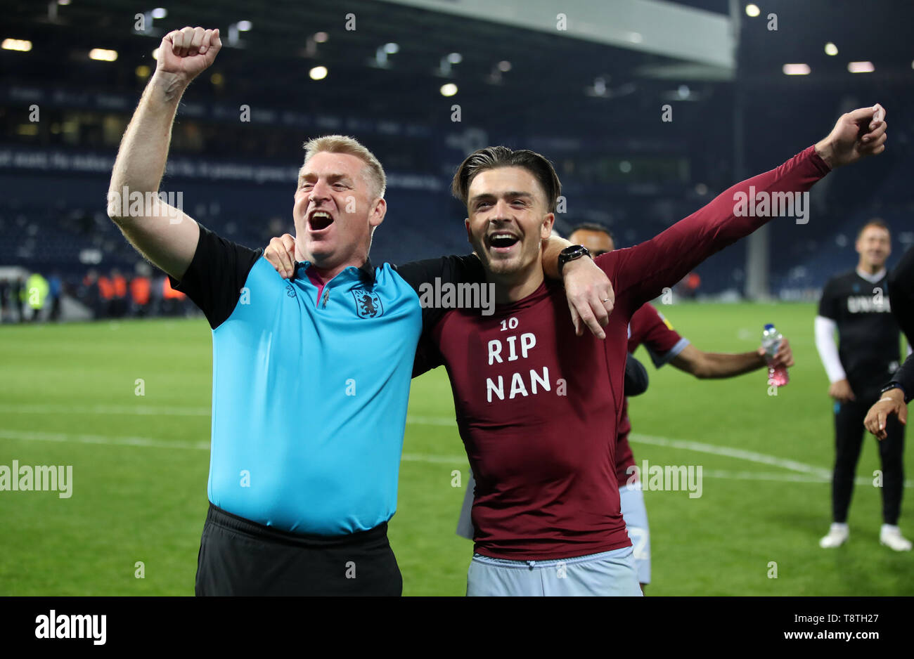Aston Villa manager Dean Smith y Jack Grealish festejar la victoria en el Campeonato, apuesta Sky Play-Off, segundo partido en el Majuelo, West Bromwich. Foto de stock