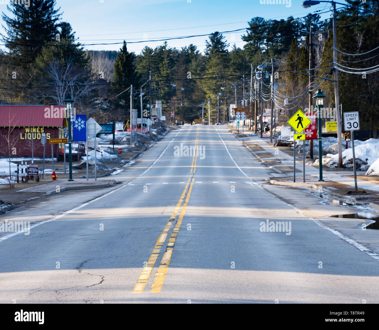 Una calle vacía en la aldea de especulador, NY ESTADOS UNIDOS, un pequeño pueblo en las montañas Adirondack a finales de invierno. Foto de stock