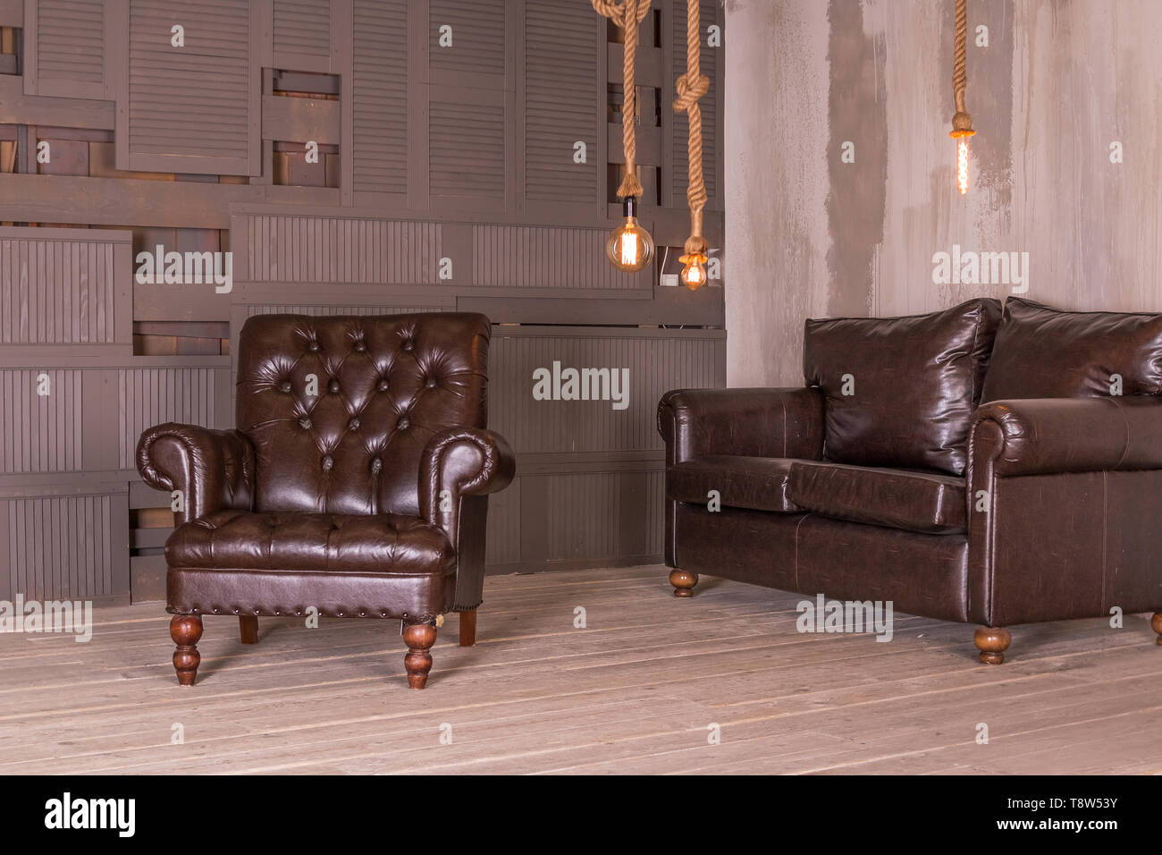 Sillón de cuero marrón y vintage sofá de cuero. interior  composición.muebles de estilo retro. Diseño creativo. Espacio de copia  Fotografía de stock - Alamy