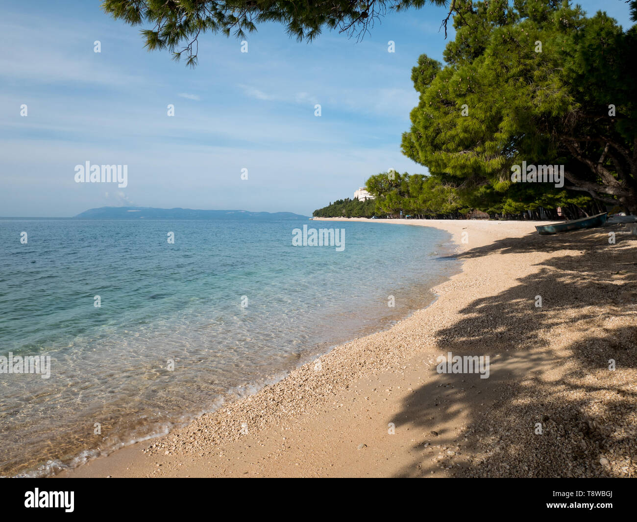Playa vacía y el tranquilo mar azul en Tucepi, Croacia Foto de stock