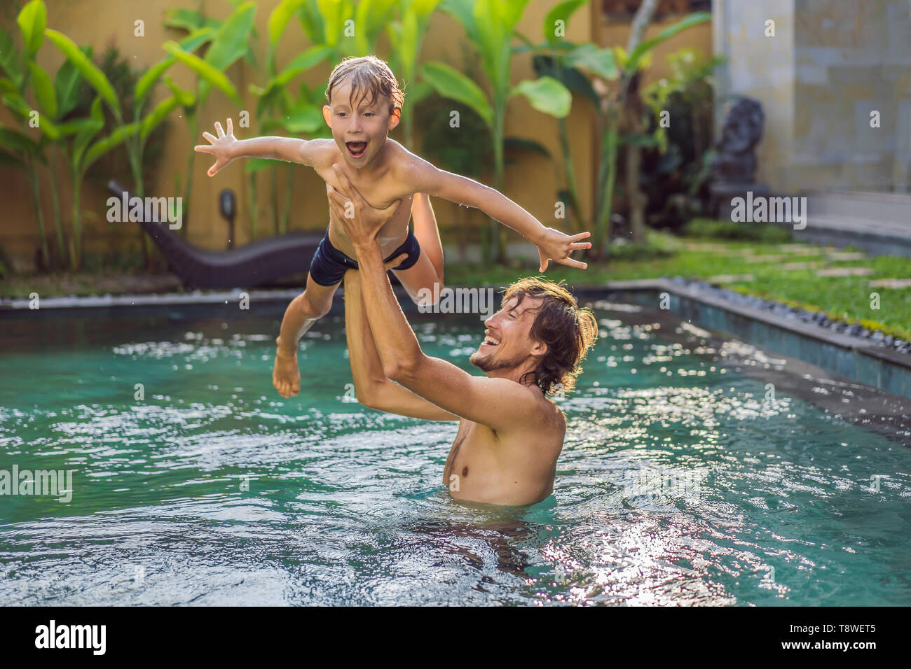 Padre e hijo se divierten en la piscina Foto de stock
