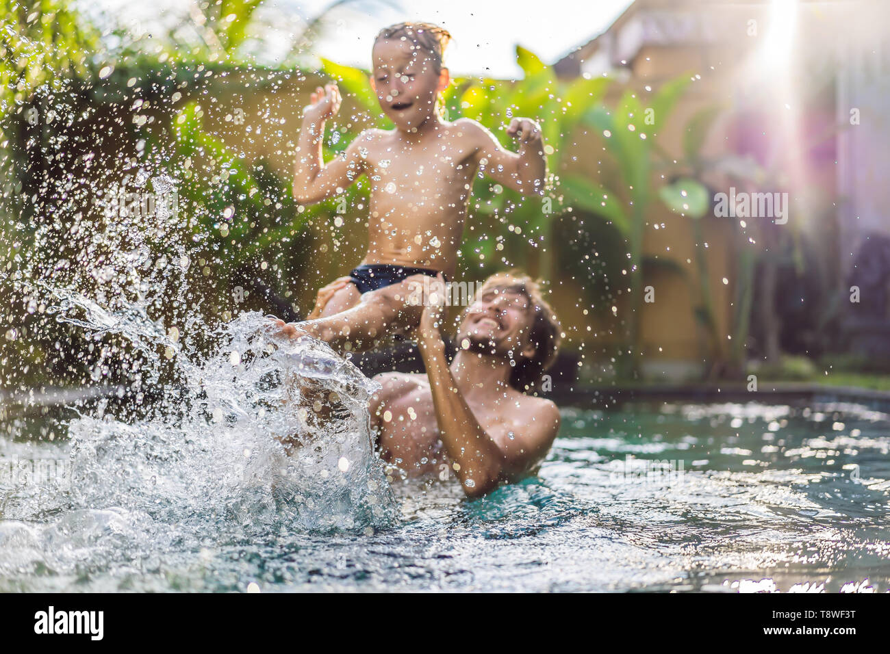 Padre e hijo se divierten en la piscina Foto de stock