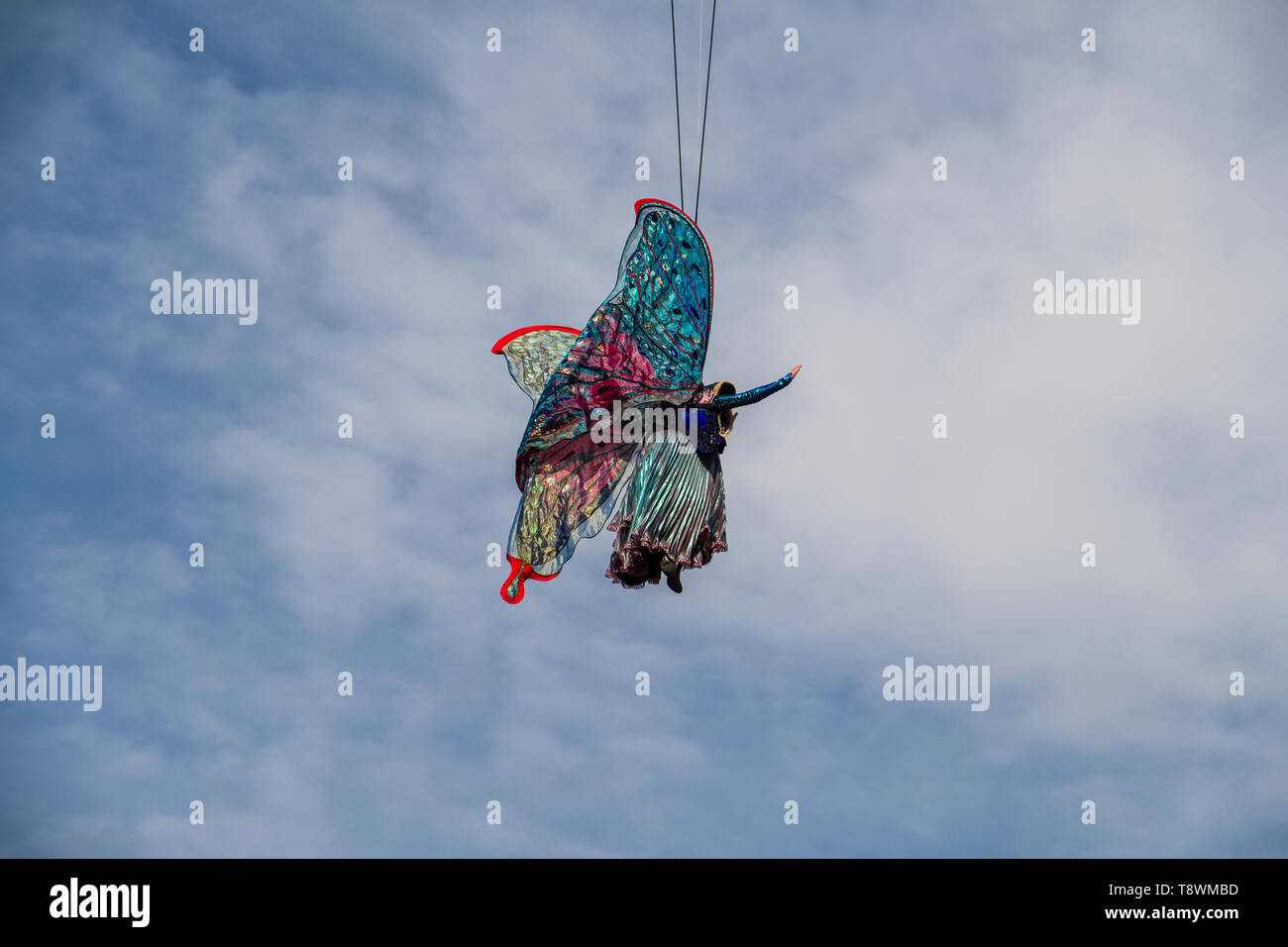 Como un angel disfraces mujer está flotando hacia abajo desde el Campanile de San Marcos, el Campanile di San Marco, en la ceremonia de apertura del carnaval veneciano Foto de stock