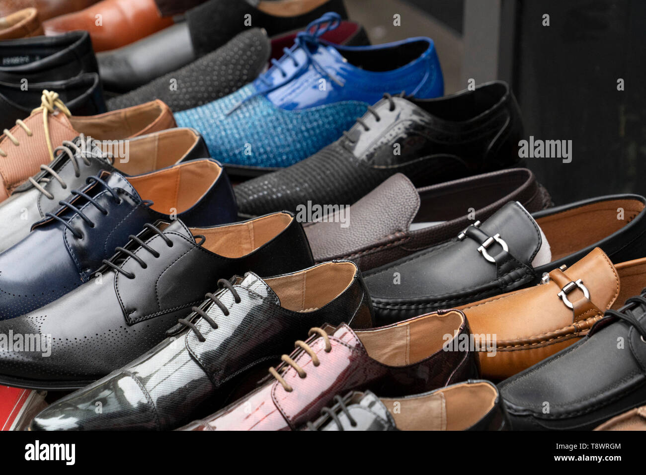 Muchos moda hombre formales zapatos de cuero para la venta Fotografía de  stock - Alamy