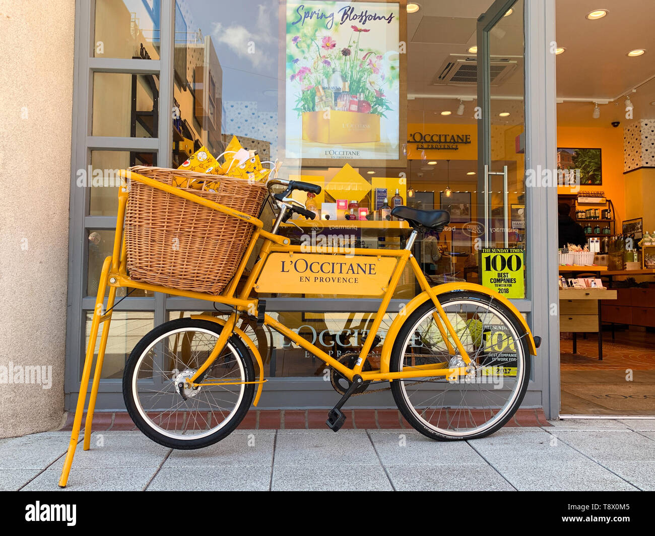 Portsmouth, Reino Unido - 10 de mayo de 2019: moto amarilla, publicidad L  Occitane en Provence, fuera de su tienda de Gunwharf Quays, Portsmouth,  Reino Unido. Esta compañía es Fotografía de stock - Alamy