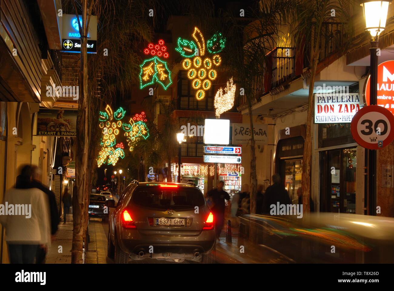 Adornos de Navidad a lo largo de una calle del centro de la ciudad por la  noche, Fuengirola, Costa del Sol, Málaga, Andalucía, España Fotografía de  stock - Alamy