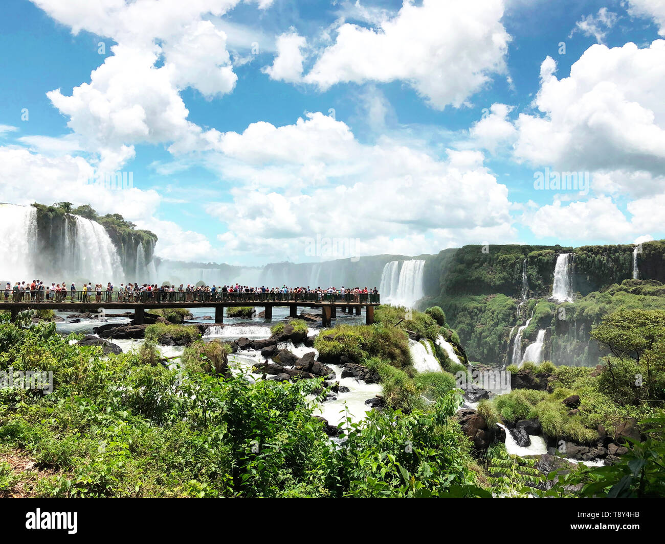 Las Cataratas del Iguazú son una de las cascadas más famosas del mundo, en  la frontera de Brasil y Argentina. Comienzo de vacaciones Fotografía de  stock - Alamy