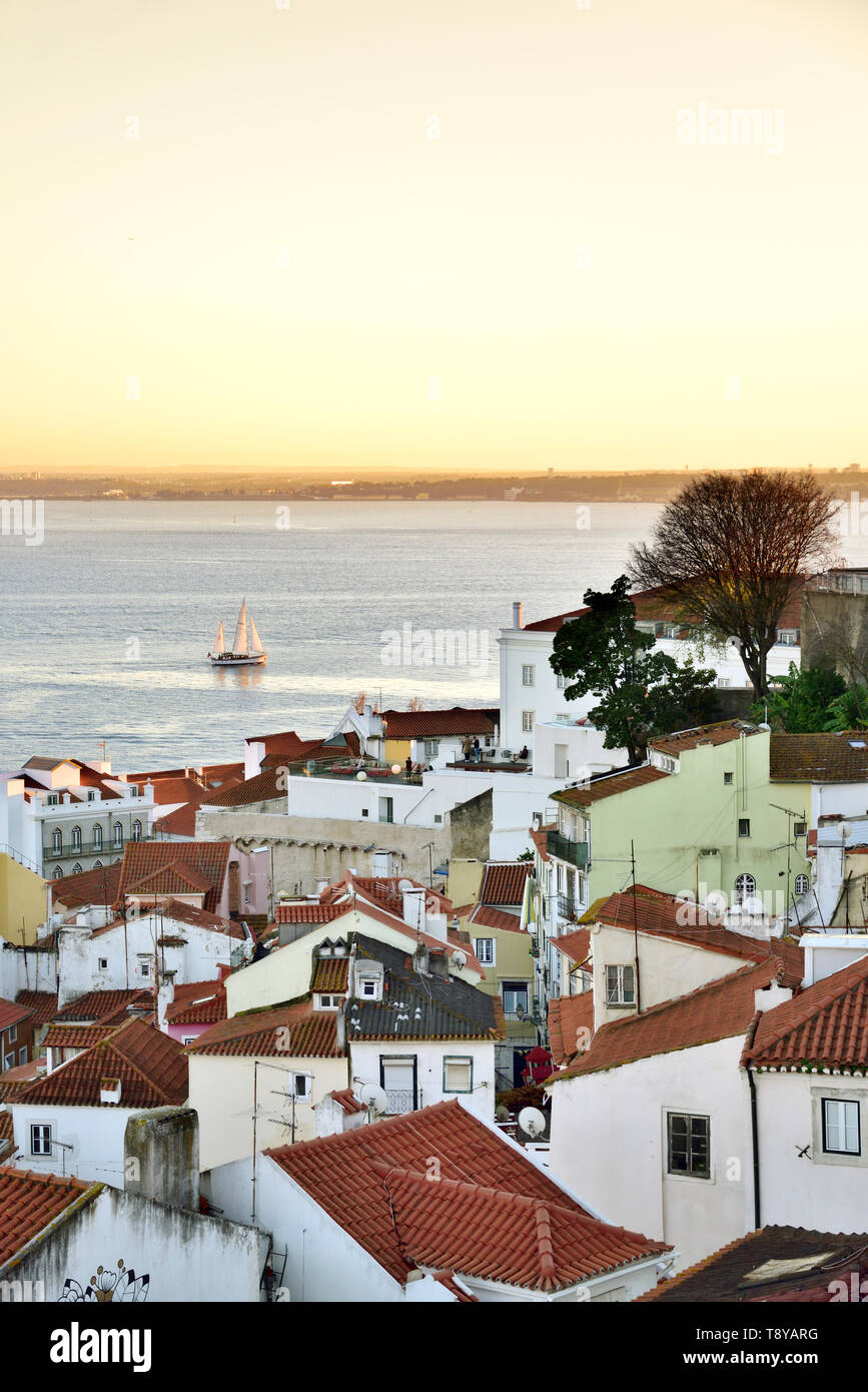 El distrito de Alfama al atardecer frente al río Tajo. Lisboa, Portugal Foto de stock