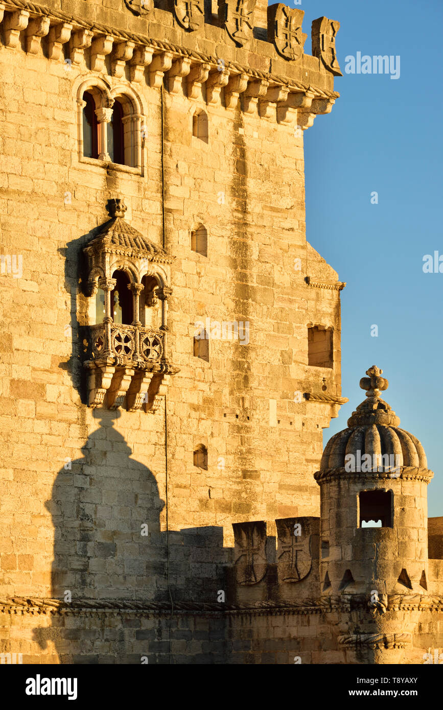 La Torre de Belém (Torre de Belém), en el río Tajo, un sitio del Patrimonio Mundial de la UNESCO, construido en el siglo XVI en estilo manuelino portugués en penumbra. Ella Foto de stock