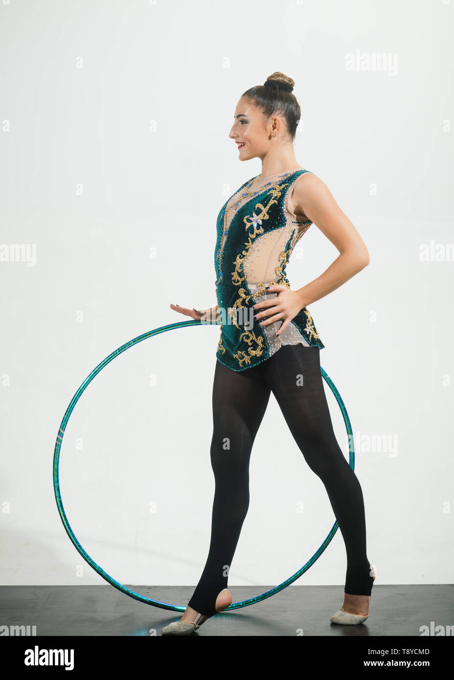 Mujer tren acrobacias con hula hoop en ropa deportiva. El éxito del deporte y la salud. Actividades deportivas del entrenamiento en el gimnasio flexible. Dieta Fotografía de stock -