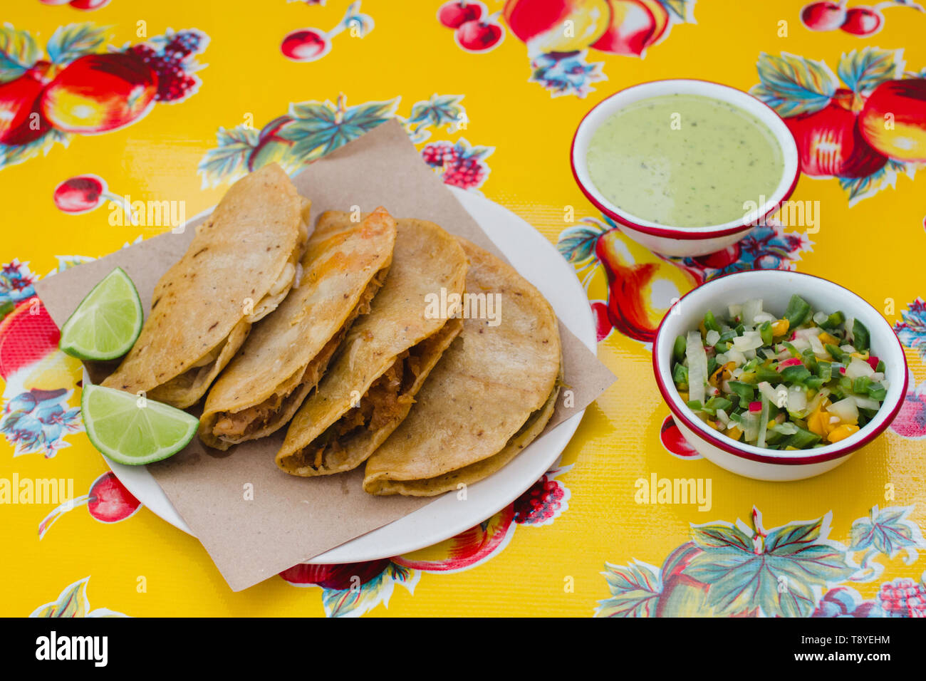 Tacos de canasta es tradicional comida mexicana en la ciudad de México