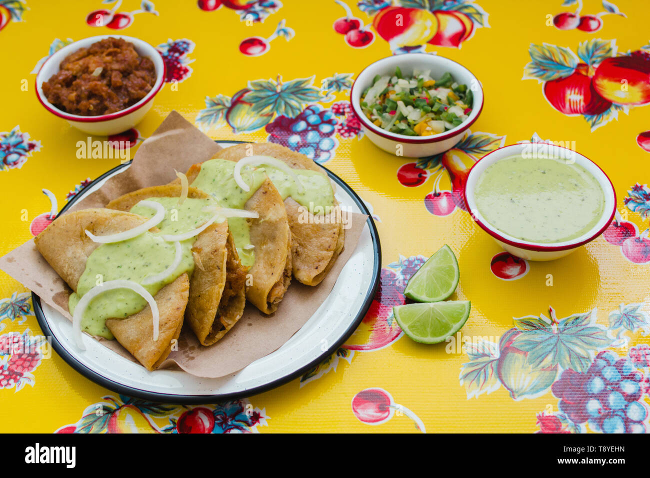 Tacos de canasta es tradicional comida mexicana en la ciudad de México