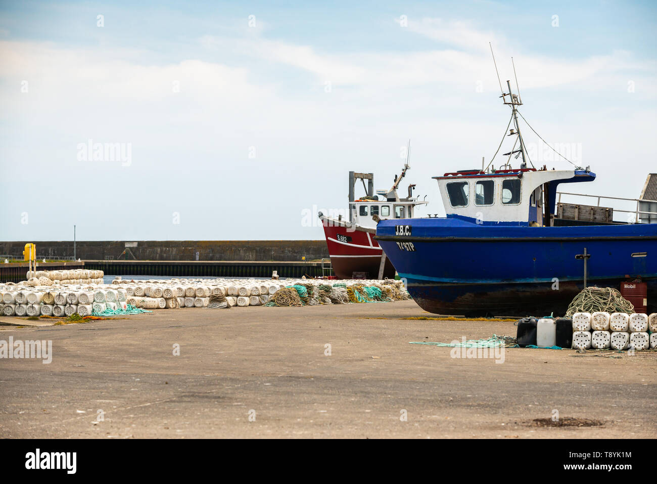 Barco de pesca en el puerto - Irlanda Foto de stock