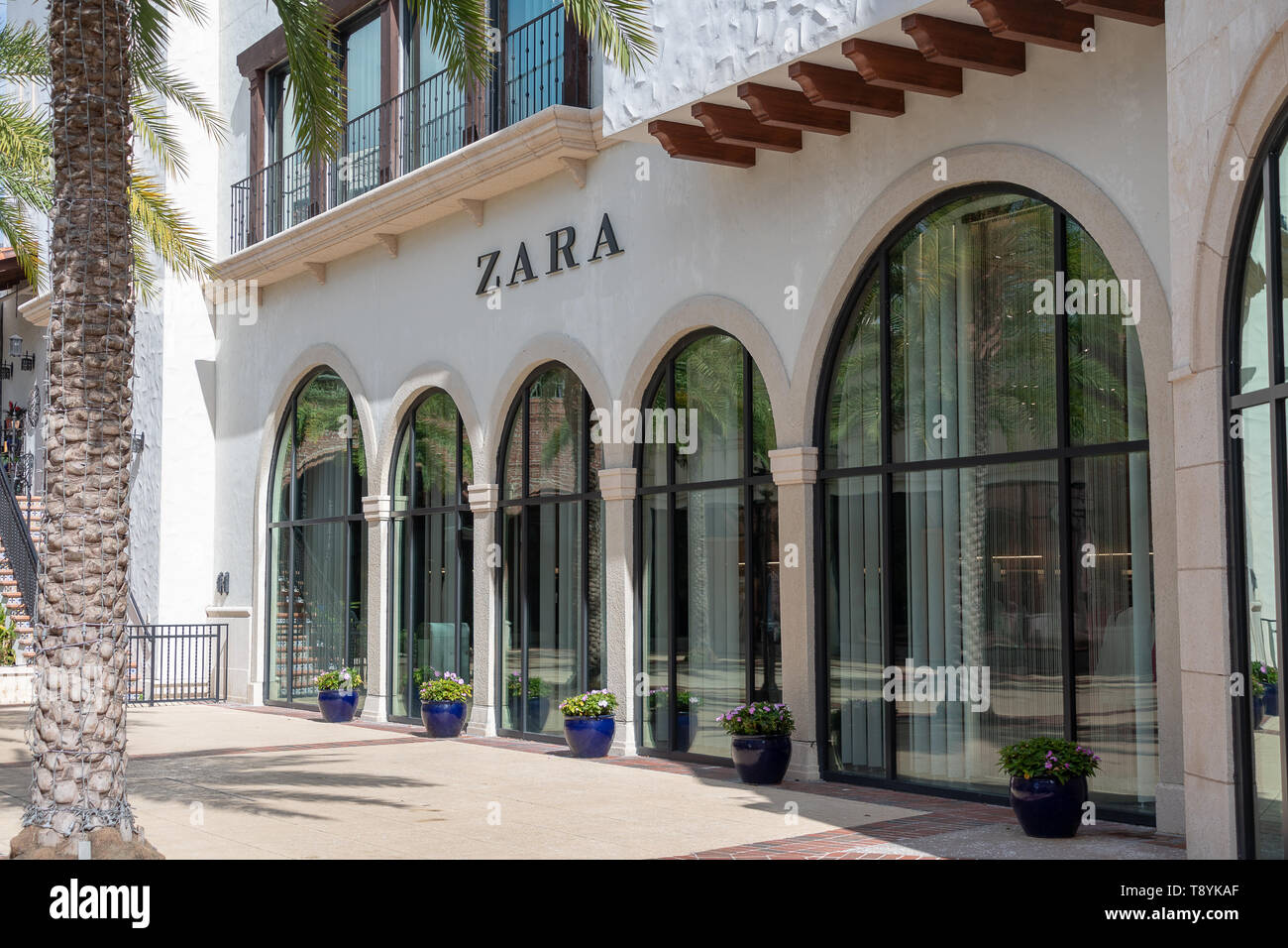 Zara store usa fotografías e imágenes de alta resolución - Alamy