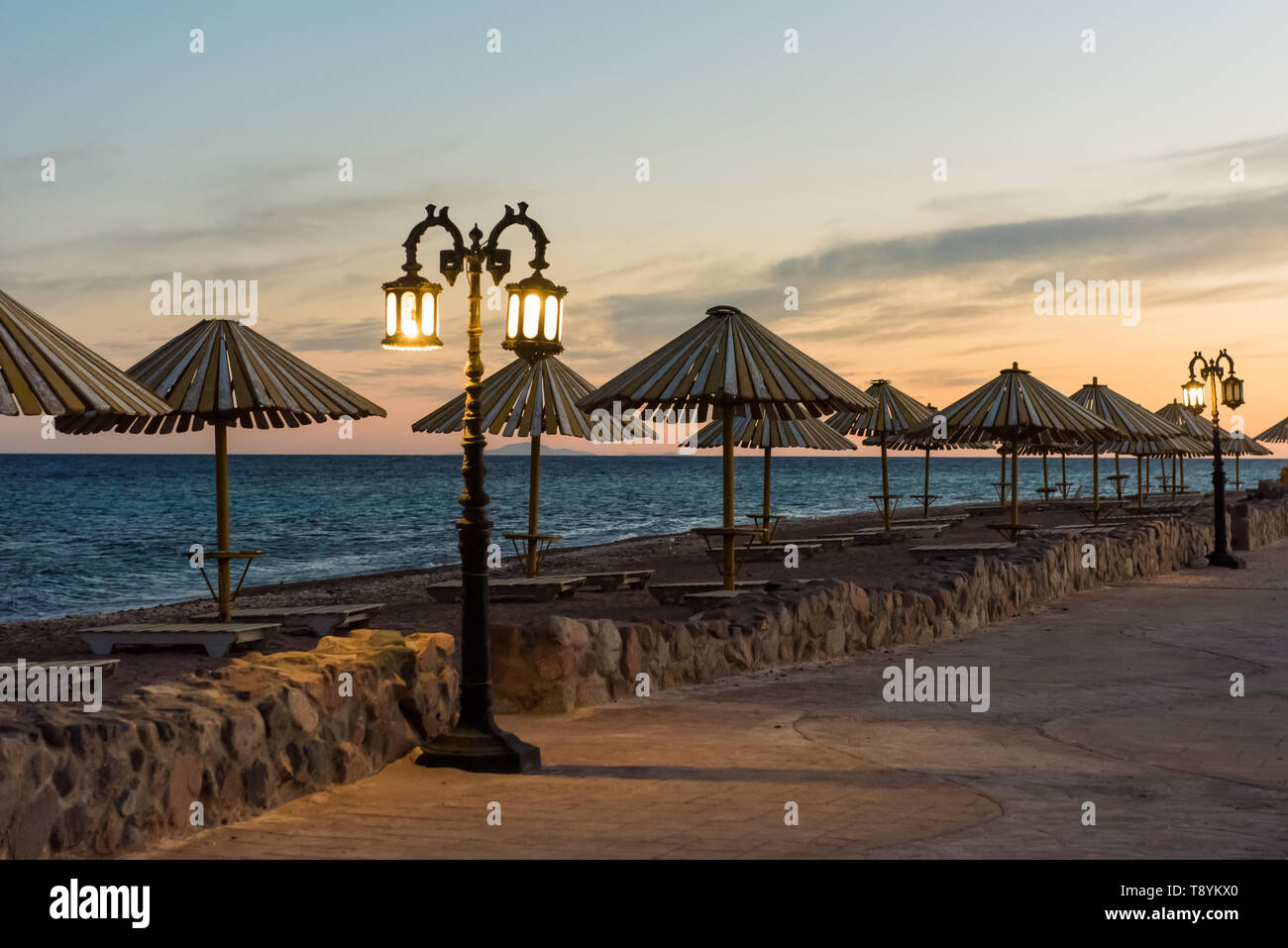 Abandonada la calle vacía, el mar y la vieja lámpara en Dahab resort Egipto Foto de stock