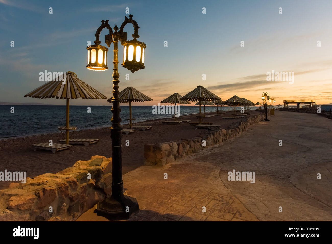 Abandonada la calle vacía, el mar y la vieja lámpara en Dahab resort Egipto Foto de stock