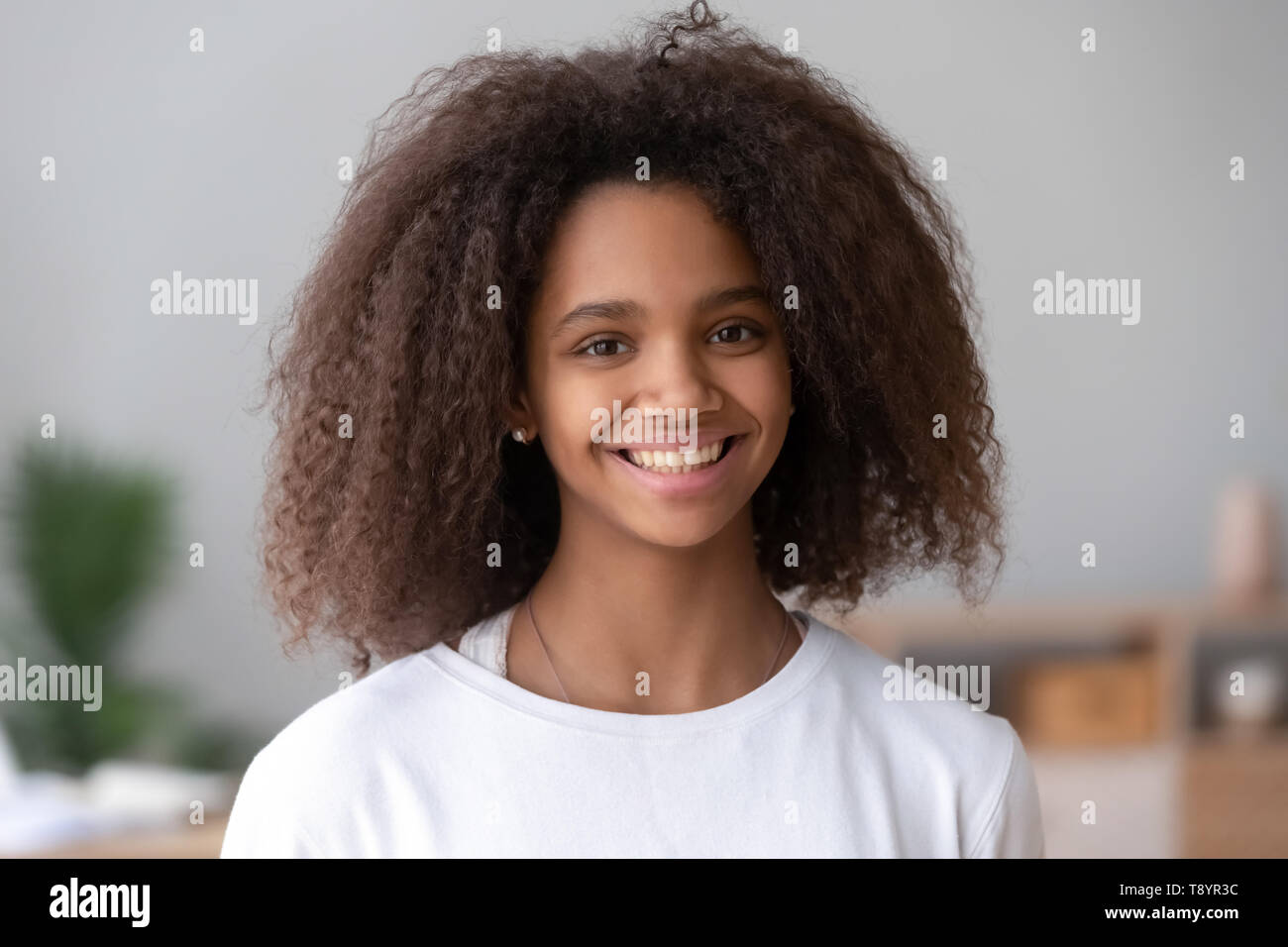 Disparo a la cabeza retrato de una adolescente Afroamericana sonriente Foto de stock