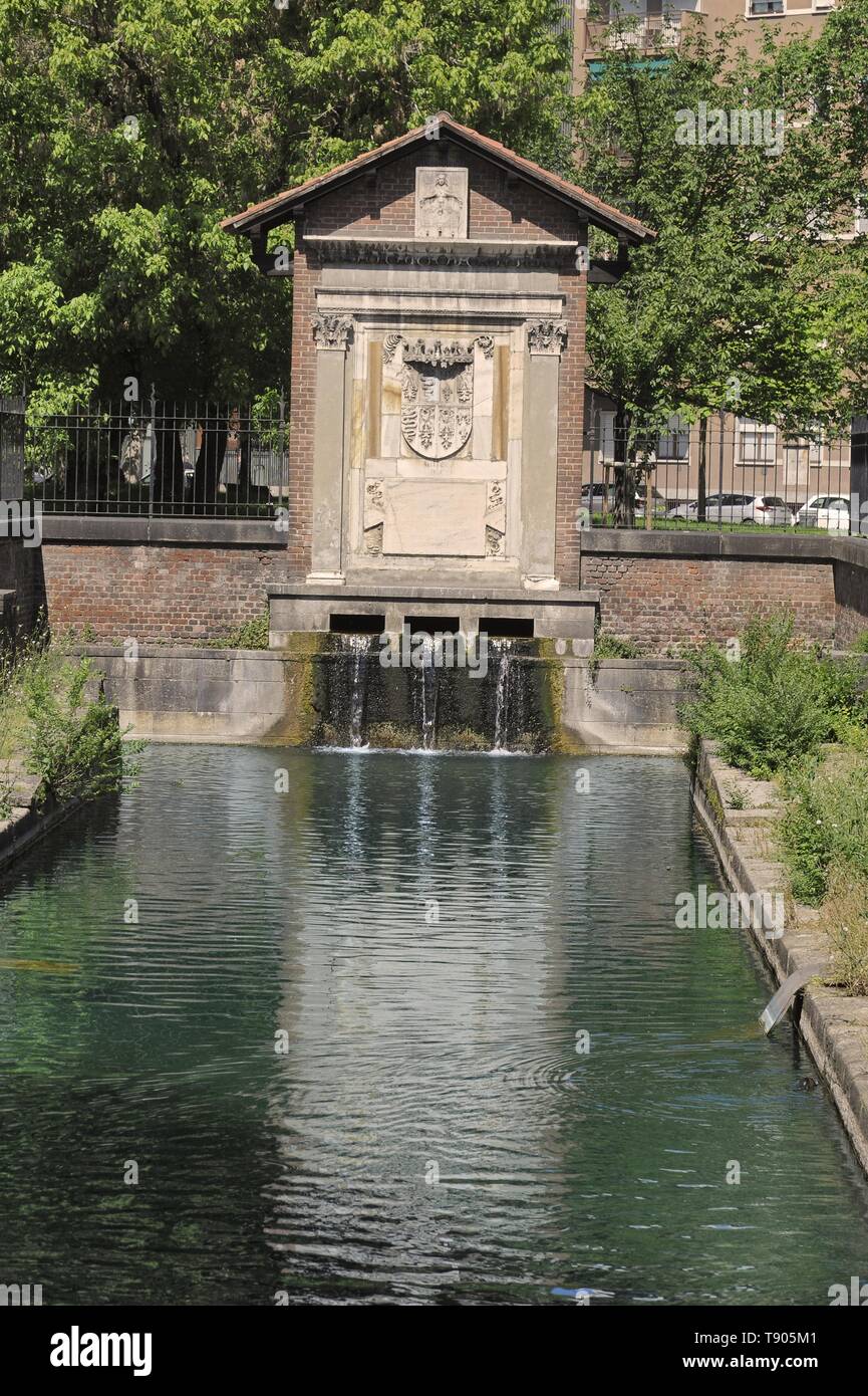 Milán (Italia), los restos de la Conca di Varenna, antigua obra de  ingeniería hidráulica, cerca de la Dársena cuenca, construido entre 1551 y  1558 para el transporte de materiales para la construcción