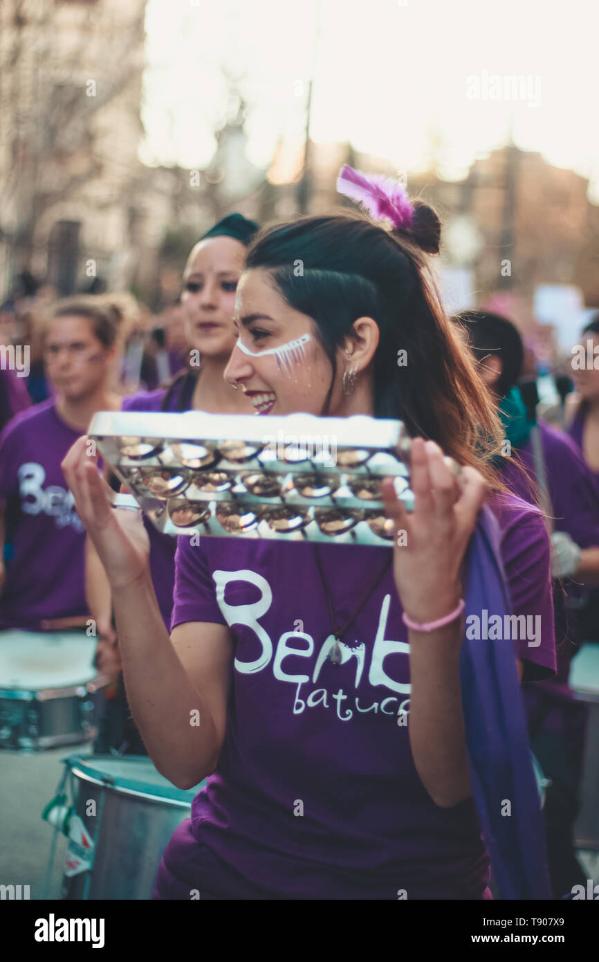 Granada, España - 08 de marzo 2019: Mujeres, hombres y niños juntos celebrando el Día Internacional de la mujer el om una céntrica avenida. Foto de stock