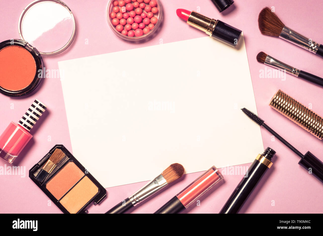 Maquillaje cosmética profesional sobre fondo de color rosa con hojas de  papel blanco. Vista superior con espacio de copia Fotografía de stock -  Alamy