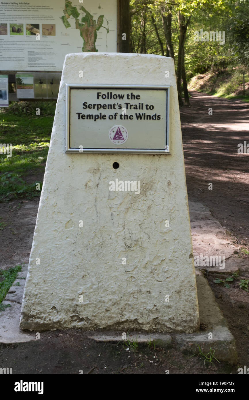 Signo en negro en West Sussex, Reino Unido, siga el Serpent's Trail hasta el templo de los vientos, que es el punto más alto en el condado Foto de stock