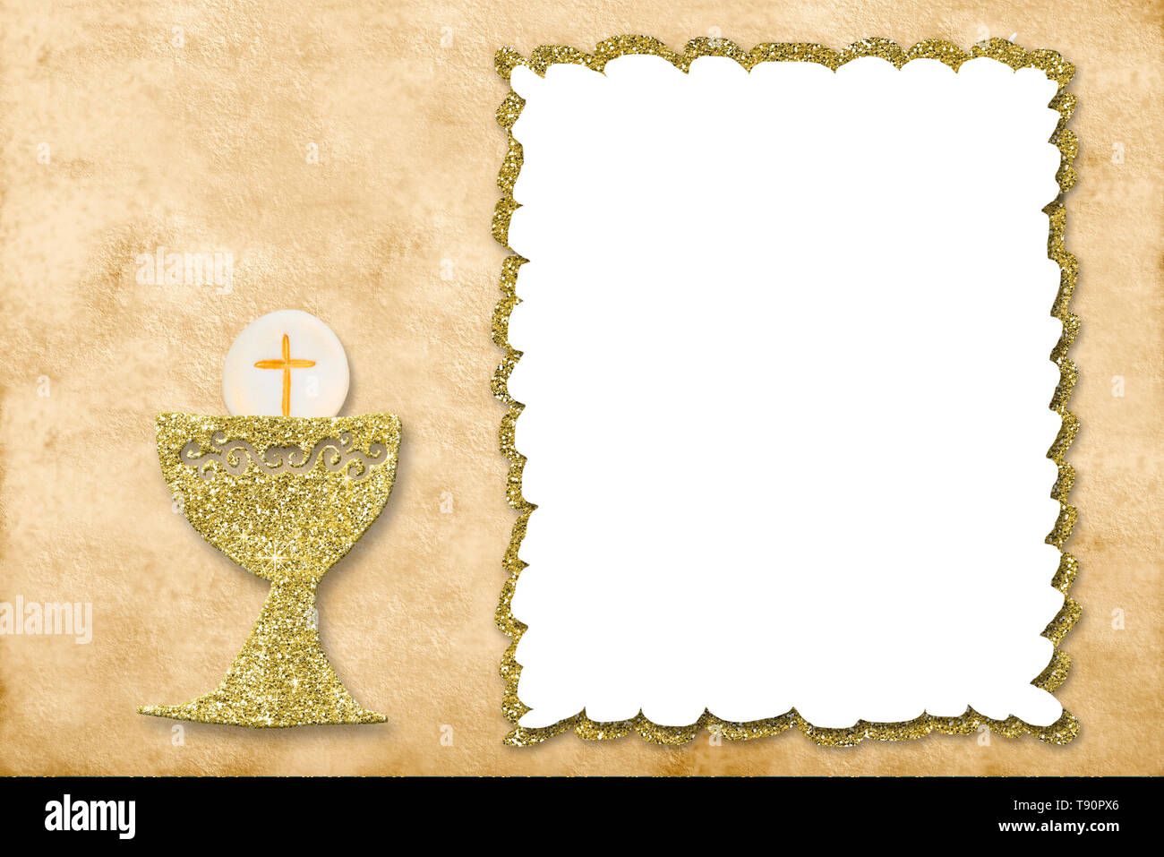 Tarjeta de invitación de primera comunión. Cáliz de oro sobre fondo de  papel sepia con marco de fotos en blanco para texto y foto Fotografía de  stock - Alamy