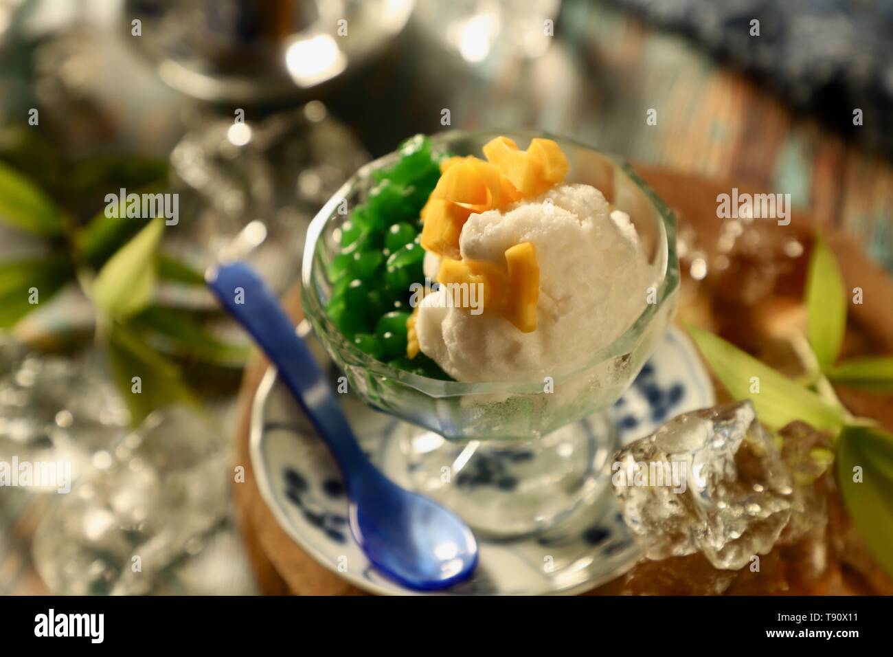 Es ordenador solo. Coco javanesa tradicional helado sundae con ingredientes de fideos verde jelly y Jaca. Foto de stock