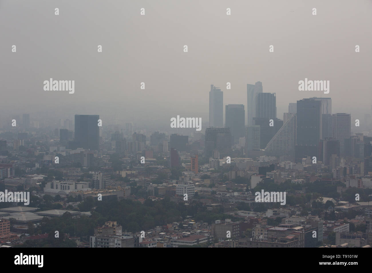 Una neblina de humo peligroso cubre la ciudad de México el 15 de mayo de  2019. Una serie de incendios forestales en la ciudad y sus alrededores se  han combinado con el