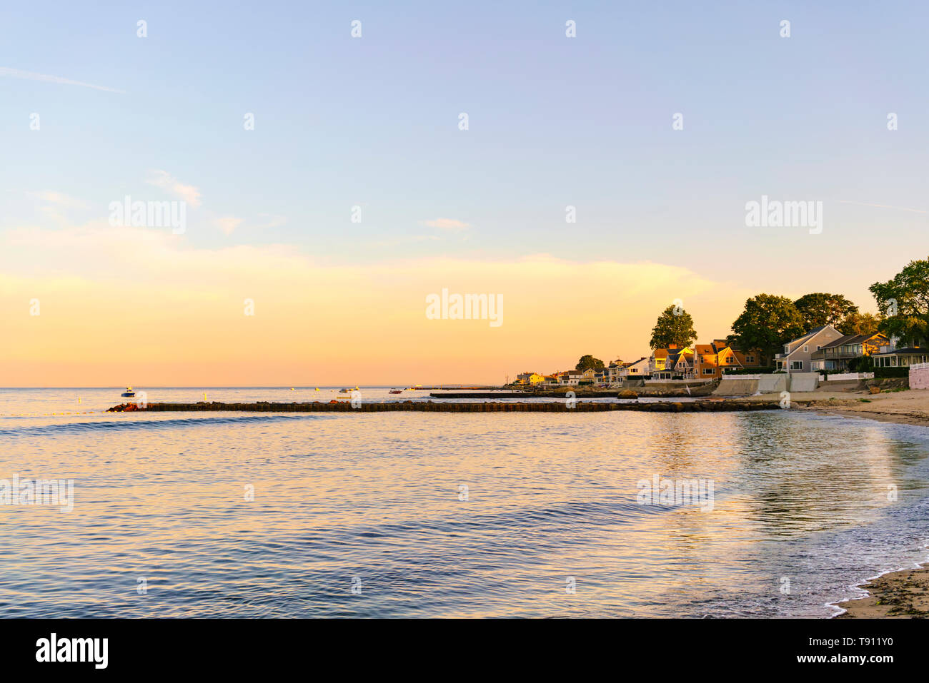 Black Point Beach, Niantic, East Lyme, Connecticut en azul crepúsculo hora cerca del atardecer, mirada filtrada de tipo VSCO contrata a foto, véase serie filtros variados Foto de stock