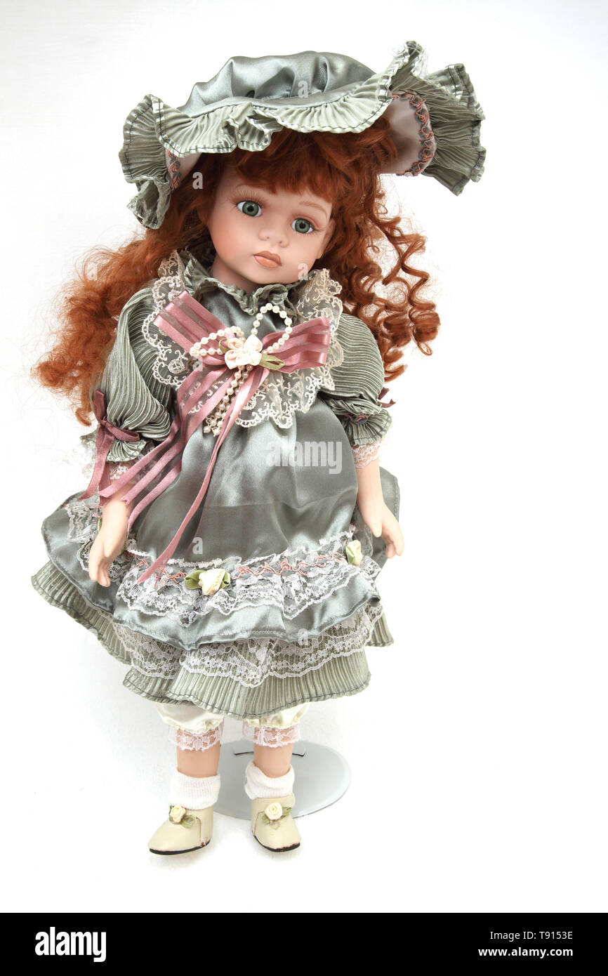 Una réplica moderna de una muñeca de porcelana victorianas con pelo rojo  con un stand Fotografía de stock - Alamy
