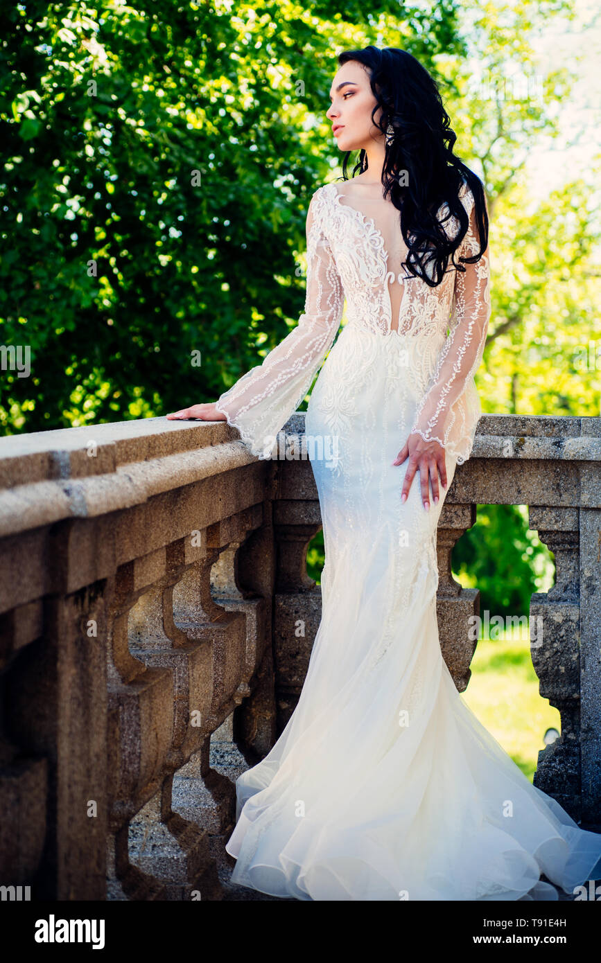 Elegante salón de bodas está a la espera de la novia. Feliz novia antes de  la boda. Maravilloso vestido nupcial. Hermosos vestidos de boda en la  boutique es mujer Fotografía de stock -