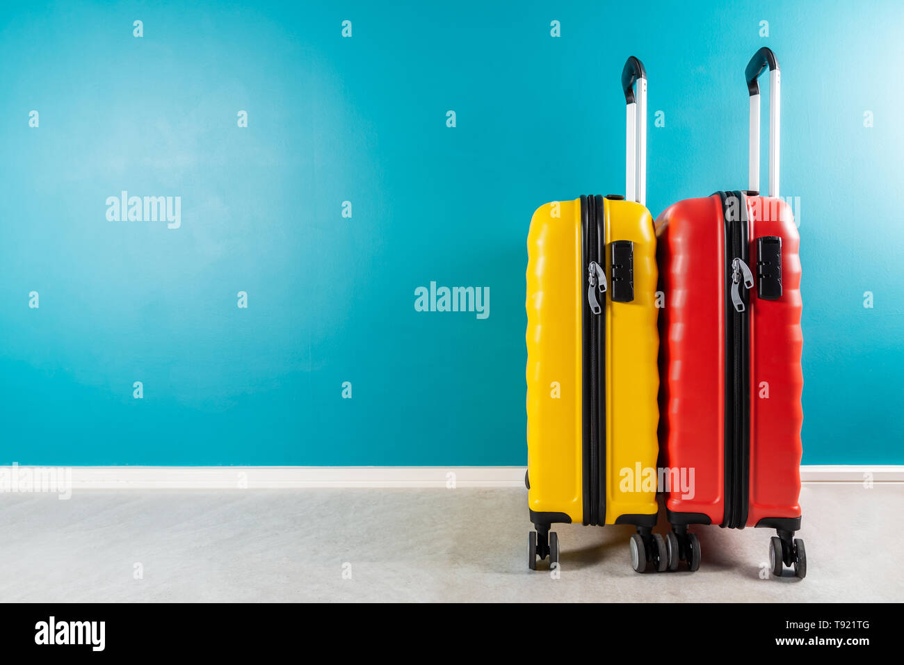 Tamaño de la cabina brillante maletas como concepto de vacaciones  Fotografía de stock - Alamy