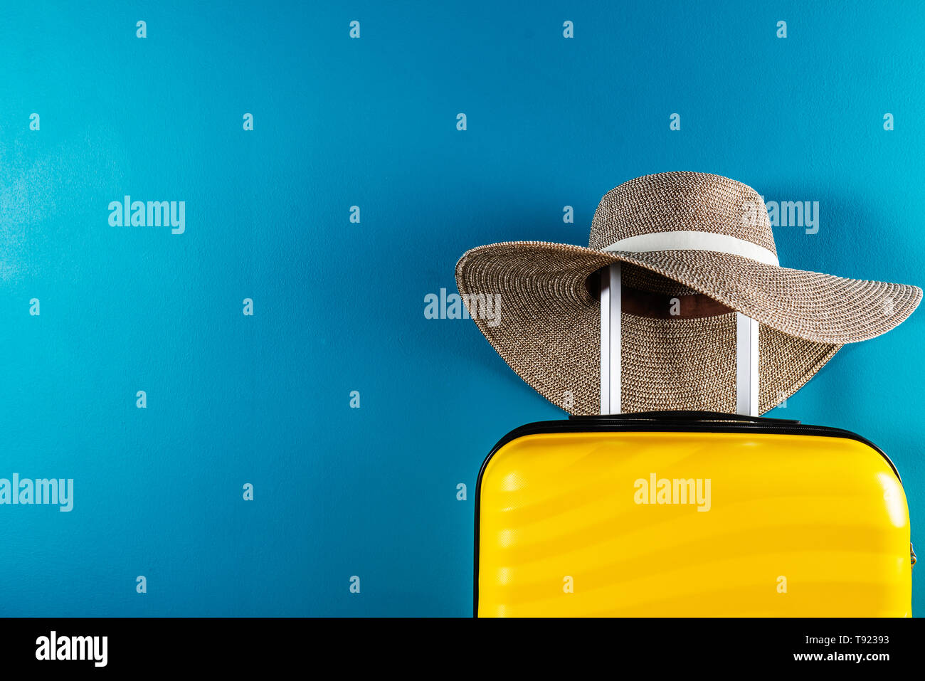 Luminoso y elegante cabina tamaño maleta con sombrero de paja Fotografía de  stock - Alamy