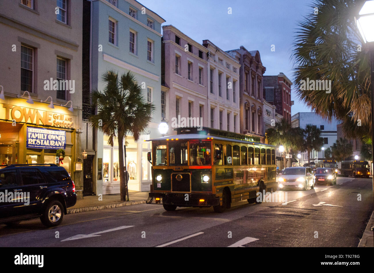 Autobús tranvía en King Street, en el Histórico de Charleston, Carolina del Sur Foto de stock