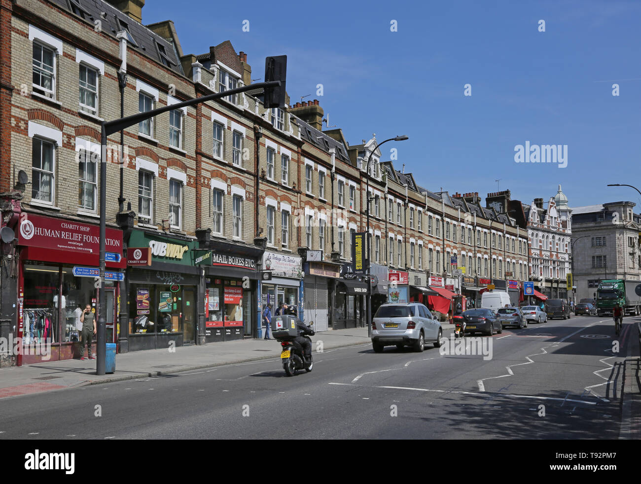 Tiendas y pubs en la A2 New Cross Road, Lewisham, Londres del sur Foto de stock
